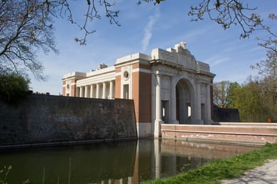La porte de Menin à Ypres, au-dessus des douves.