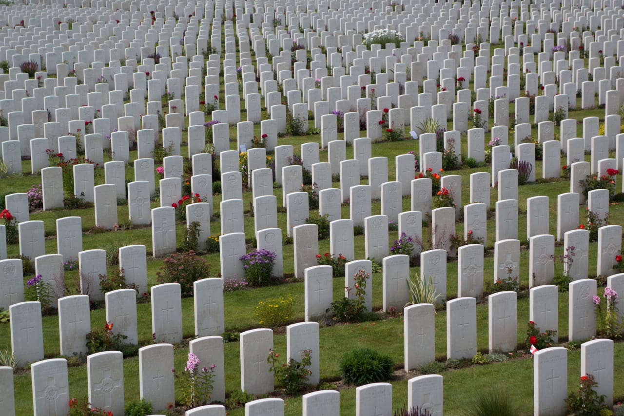 Les tombes blanches du cimetière de Tyne Cot, près d’Ypres.