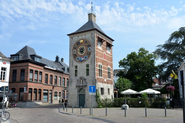La tour Zimmer de Lierre et son horloge astronomique, sur la place Zimmer.