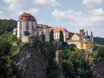 Le château de Vranov nad Dyjí au bord de sa falaise.