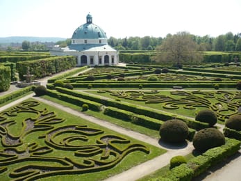 Les buis taillés et la rotonde du Jardin floral de Kroměříž.
