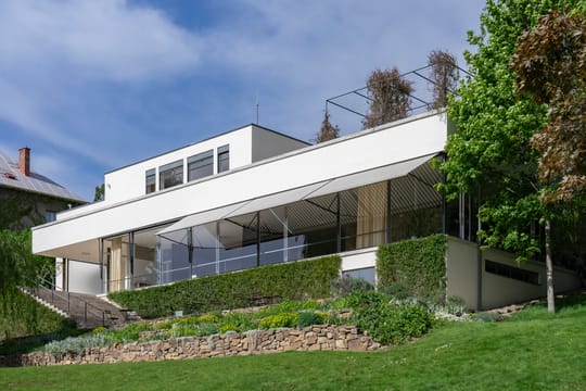 La villa Tugendhat vue du jardin, à Brno.