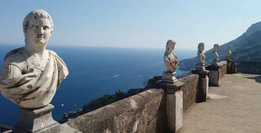 La Terrazza dell’Infinito di Villa Cimbrone, a Ravello: busti di marmo sospesi sul vuoto.