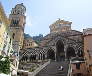 Il Duomo di Amalfi, la sua grande scalinata e la facciata ad archi bicromi.