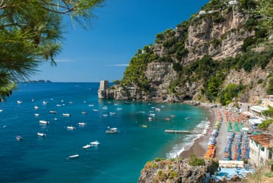 La spiaggia di Fornillo, a Positano, e gli isolotti Li Galli all’orizzonte.