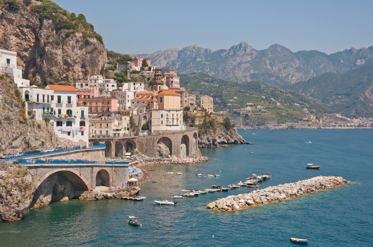 Atrani, le sue case bianche e le arcate dell’Amalfitana, ai piedi dei Monti Lattari.