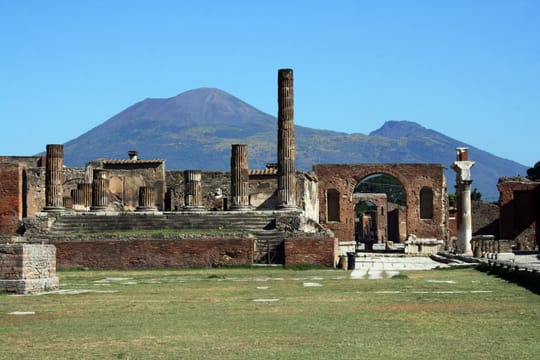 Il foro di Pompei e il tempio di Giove, con il Vesuvio sullo sfondo.