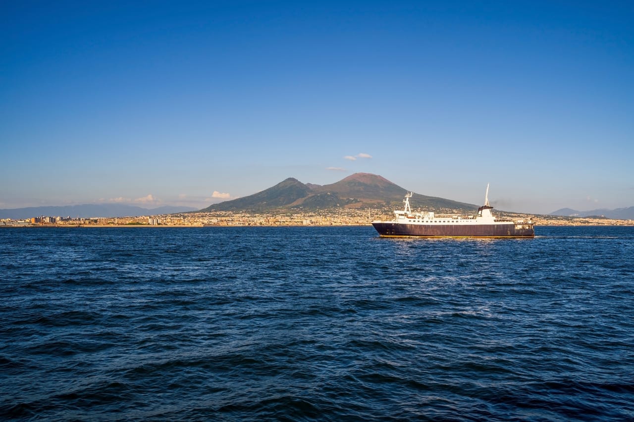 Il Vesuvio e il monte Somma sopra il golfo di Napoli.