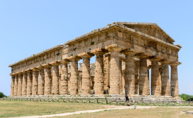 Il cosiddetto tempio di Nettuno, a Paestum, e il suo colonnato dorico.