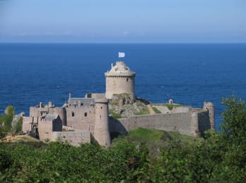 Le fort la Latte, posé sur la mer près du cap Fréhel.