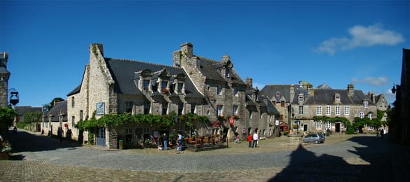 La grand-place de Locronan et ses maisons de granit.