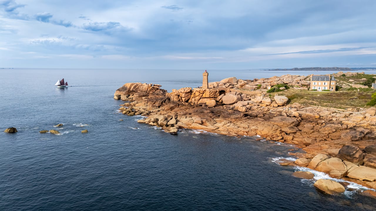 Le phare de Ploumanac’h, dans les chaos de granit rose.