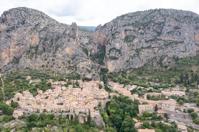 Moustiers-Sainte-Marie, entre ses deux falaises.