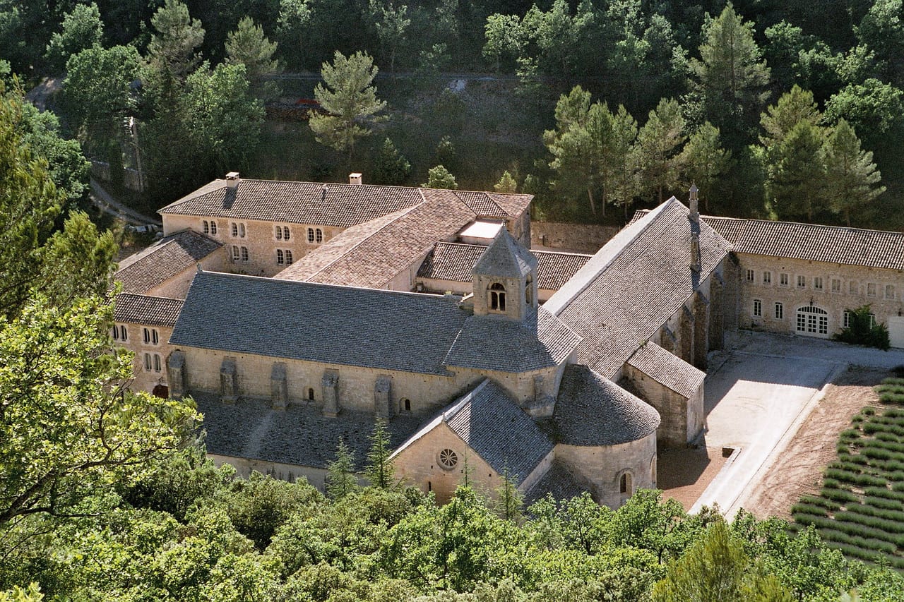 L’abbaye de Sénanque, au fond de son vallon, sous Gordes.