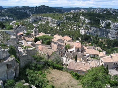 Les Baux-de-Provence, sur leur éperon au-dessus des Alpilles.