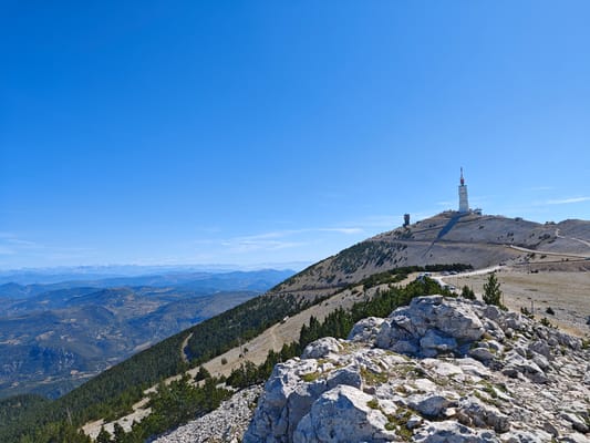 La crête calcaire du mont Ventoux et son observatoire, au-dessus des monts de Provence.