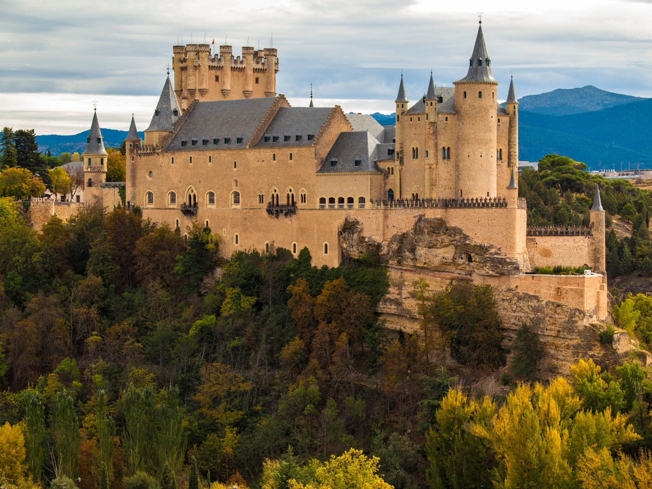 L’Alcázar de Ségovie, au-dessus de ses deux rivières.
