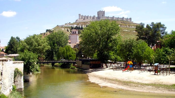 Le château de Peñafiel au-dessus de la vallée du Duero.