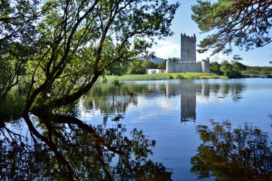 Ross Castle et son reflet dans le Lough Leane.