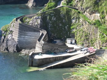 La jetée de Dún Chaoin et son chemin en lacets sur la falaise.