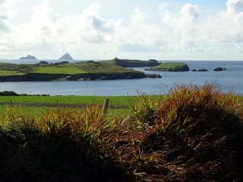 Valentia, ses prairies et les Skelligs à l’horizon.