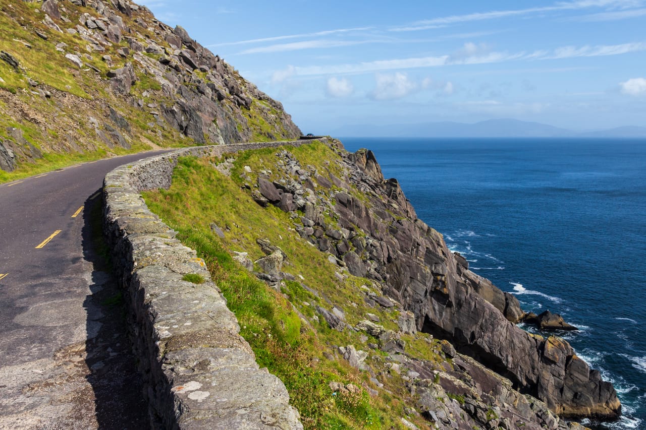 La route de Slea Head accrochée à la falaise, au-dessus de l’Atlantique.