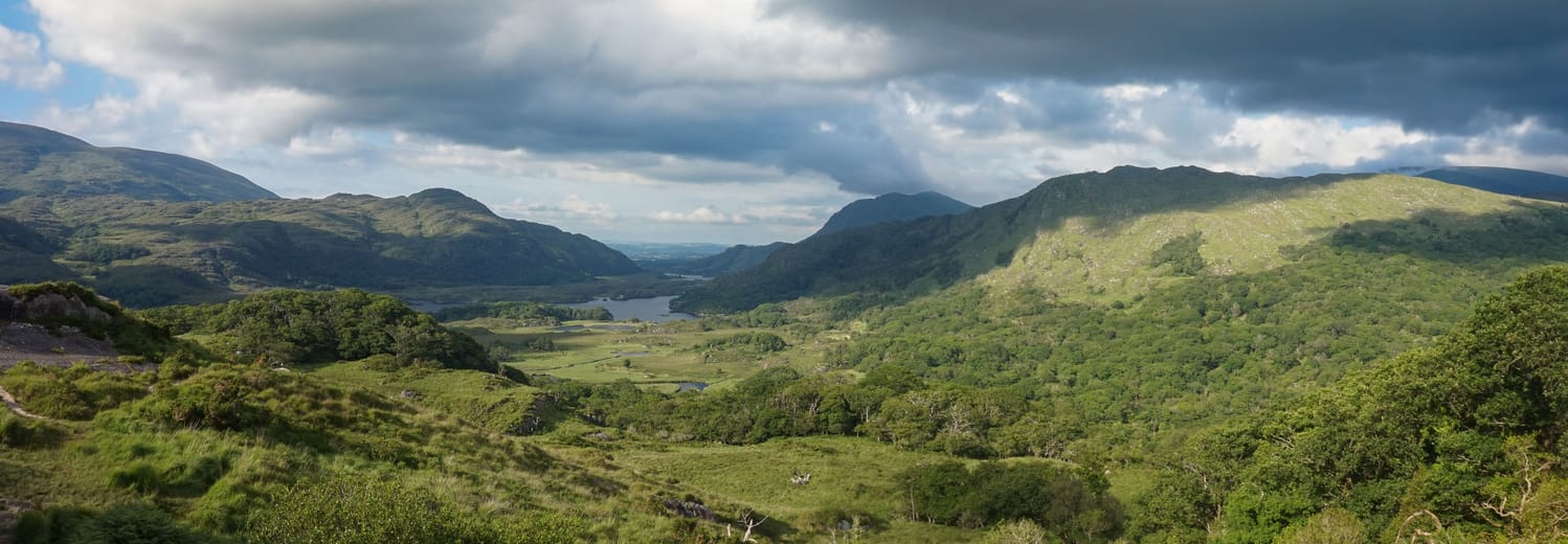 Ladies View : les lacs de Killarney entre les montagnes, sur le Ring of Kerry.