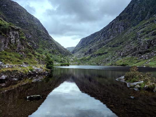 Le Black Lake, entre les parois du Gap of Dunloe.