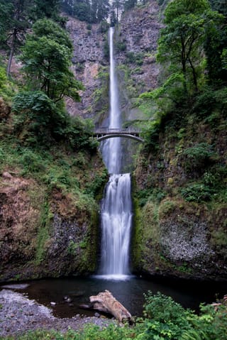 Multnomah Falls et le pont Benson, dans la gorge de la Columbia.