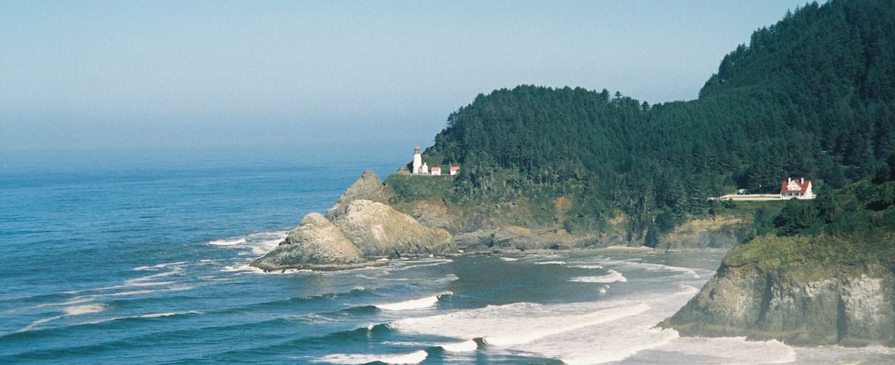 Le phare de Heceta Head et la maison du gardien, au-dessus du Pacifique.