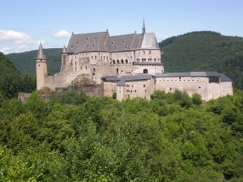 Le château de Vianden au-dessus des forêts de l’Our.