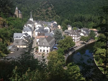 Esch-sur-Sûre dans son méandre, sous la ruine du château.