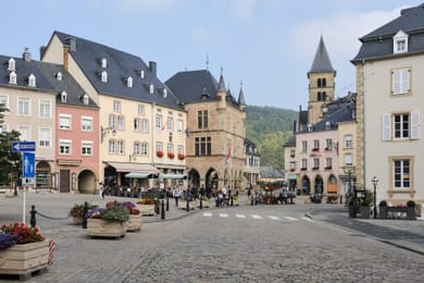 La place du Marché d’Echternach et la tour de la basilique.