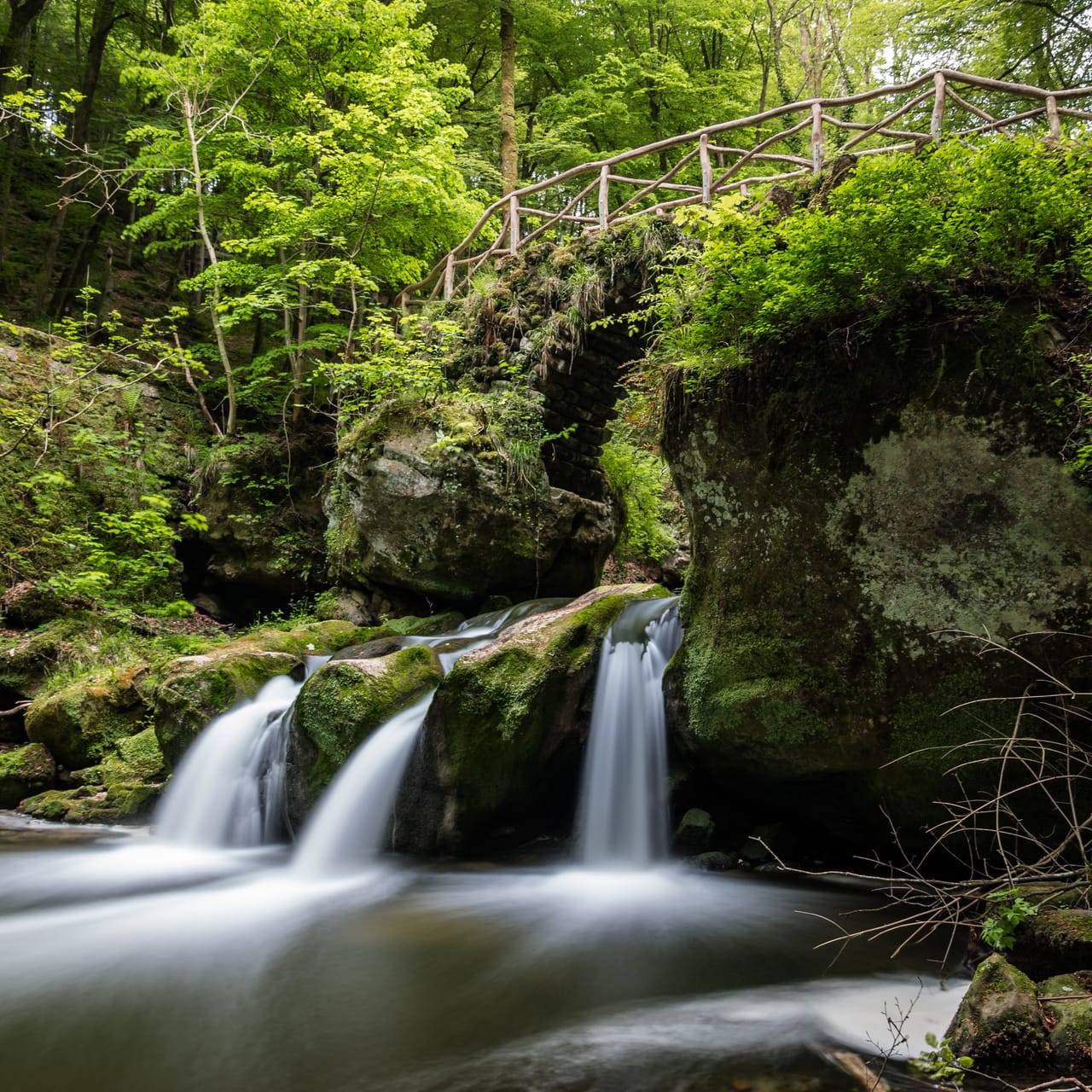 La cascade du Schiessentümpel sous son pont de pierre, dans le Mullerthal.