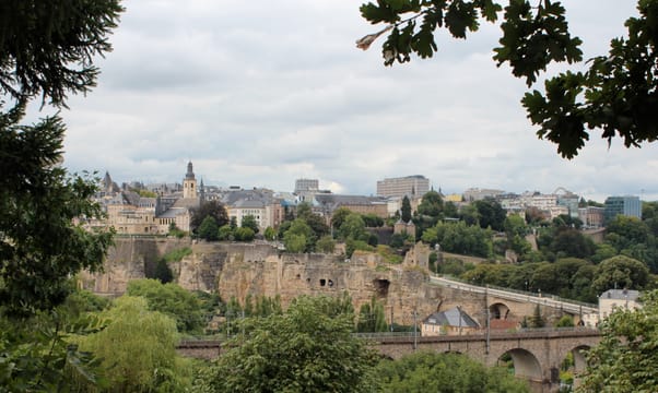 Le rocher du Bock et les remparts de la Ville Haute, à Luxembourg.