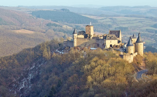 Le château de Bourscheid sur son éperon, au-dessus de la vallée de la Sûre.