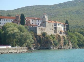 Le monastère de Saint-Naum sur sa falaise, au bord de l’eau turquoise.