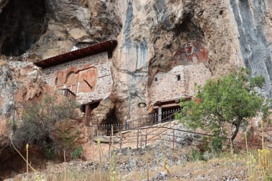 L’église rupestre Saint-Archange-Michel de Radožda, dans la paroi au-dessus du lac.