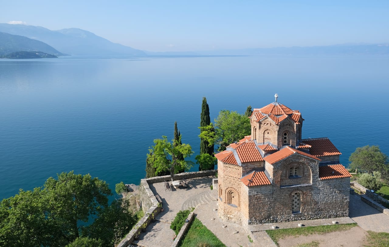 Saint-Jean de Kaneo sur son promontoire, au-dessus du lac d’Ohrid.