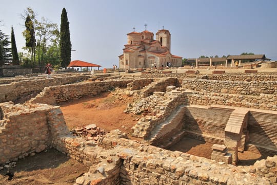 Saint-Clément-et-Panteleimon à Plaošnik, entourée des fondations de la basilique et de cyprès.