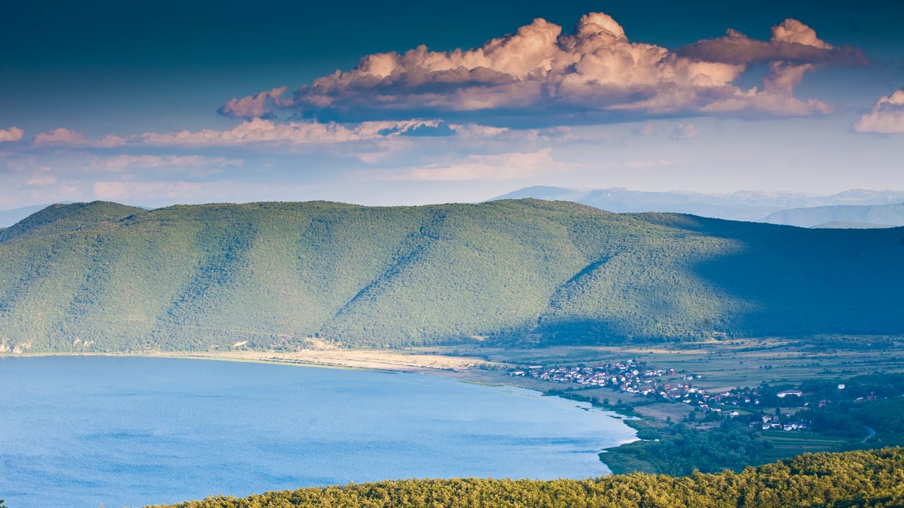 Le lac de Prespa et le village de Stenje, vus des pentes de Galičica au coucher du soleil.