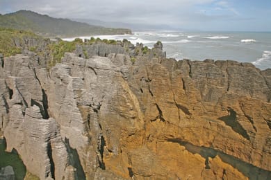 Gli strati di calcare dei Pancake Rocks, sopra il mar di Tasman.