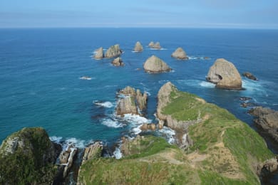 Tokatā / Nugget Point, la sua cresta e i suoi isolotti rocciosi.