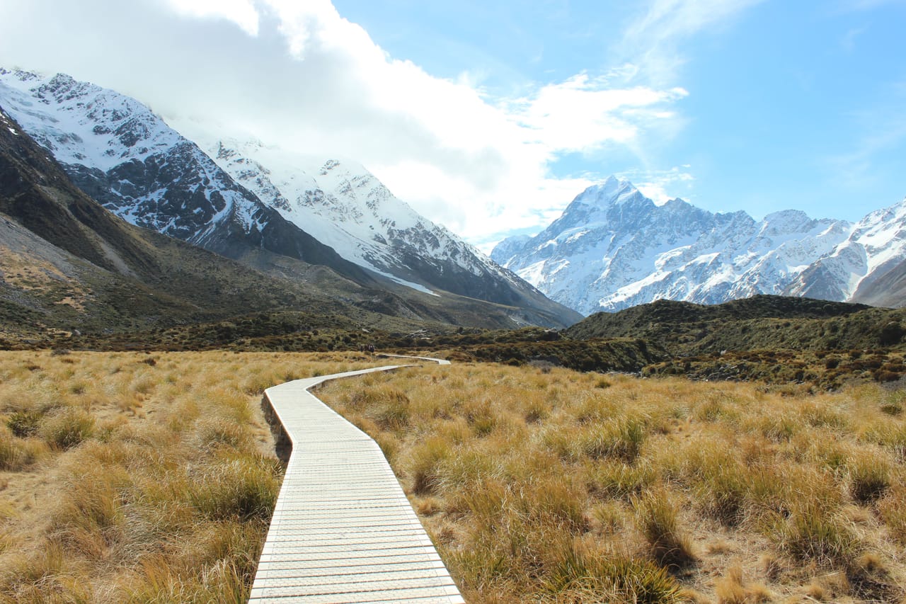 Il sentiero della Hooker Valley, in Nuova Zelanda, verso l’Aoraki / Mount Cook innevato.