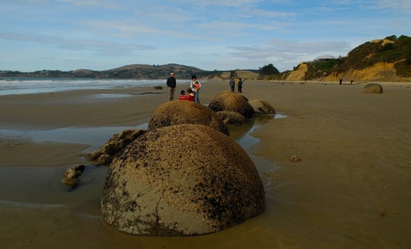 I Moeraki Boulders sulla spiaggia di Koekohe, con la bassa marea.