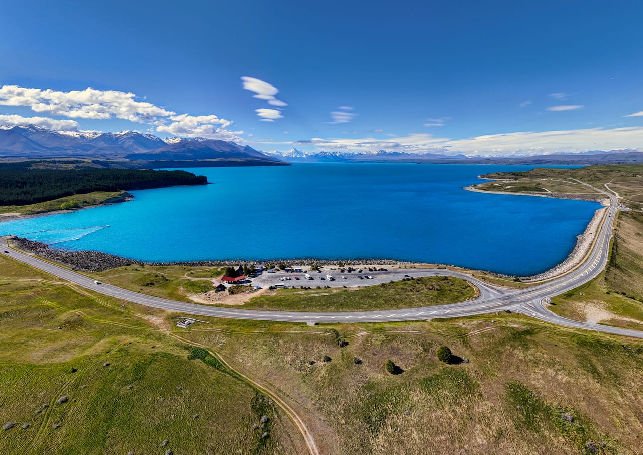 Il lago Pukaki e Aoraki / Mount Cook, tra le vette innevate delle Alpi neozelandesi.