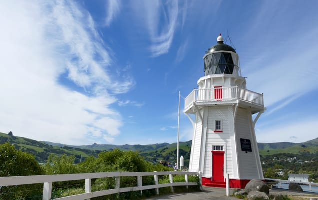 Il faro di Akaroa, sulla riva della baia, nella penisola di Banks.